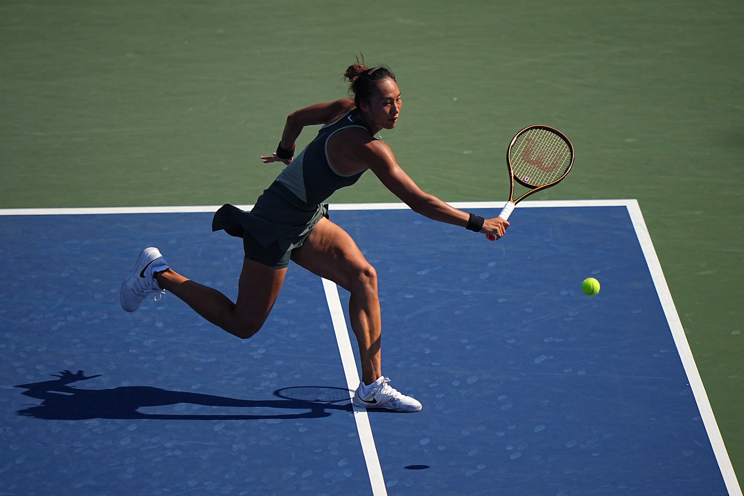 Qinwen Zheng playing tennis.